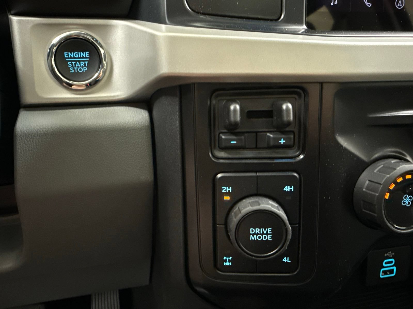 New 2026 Ford F350 XLT w/ XLT Premium Package AWD/4WD image 23