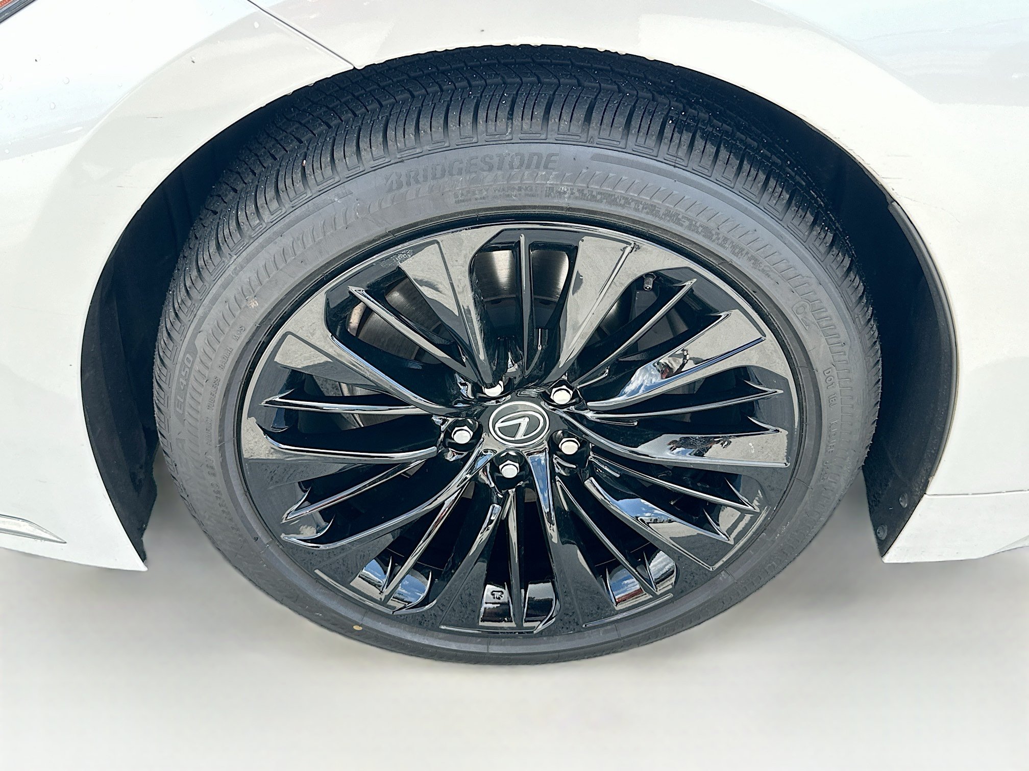 Used 2023 Lexus LS 500 w/ Accessory Package (Z2) RWD image 32