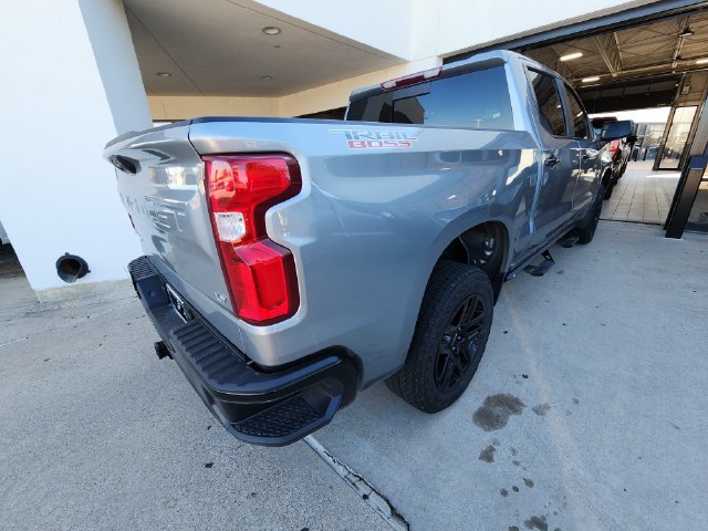 Used 2025 Chevrolet Silverado 1500 LT Trail Boss w/ Convenience Package II AWD/4WD image 4
