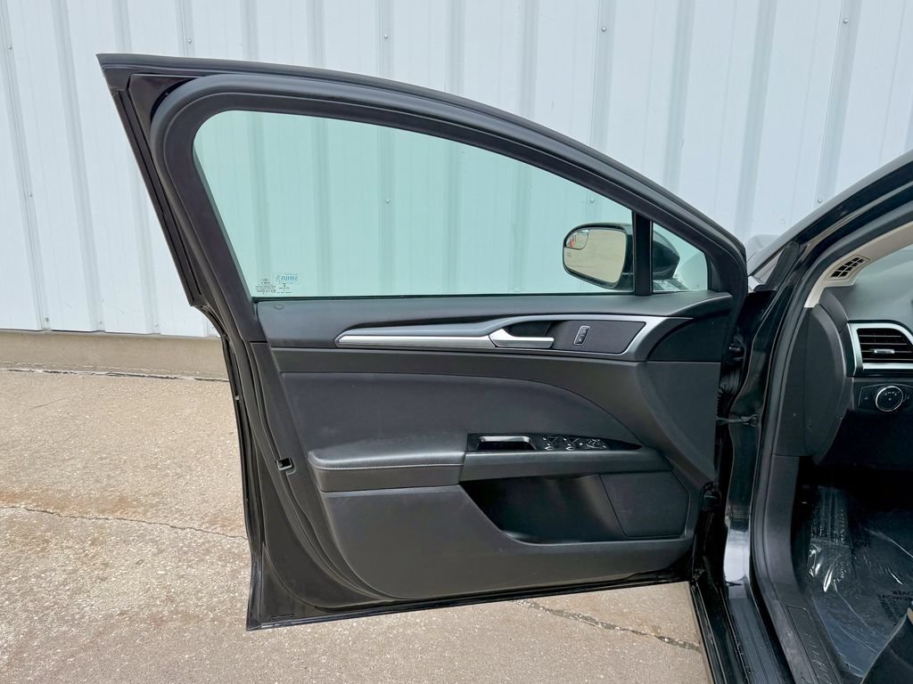 Used 2015 Ford Fusion SE FWD image 14