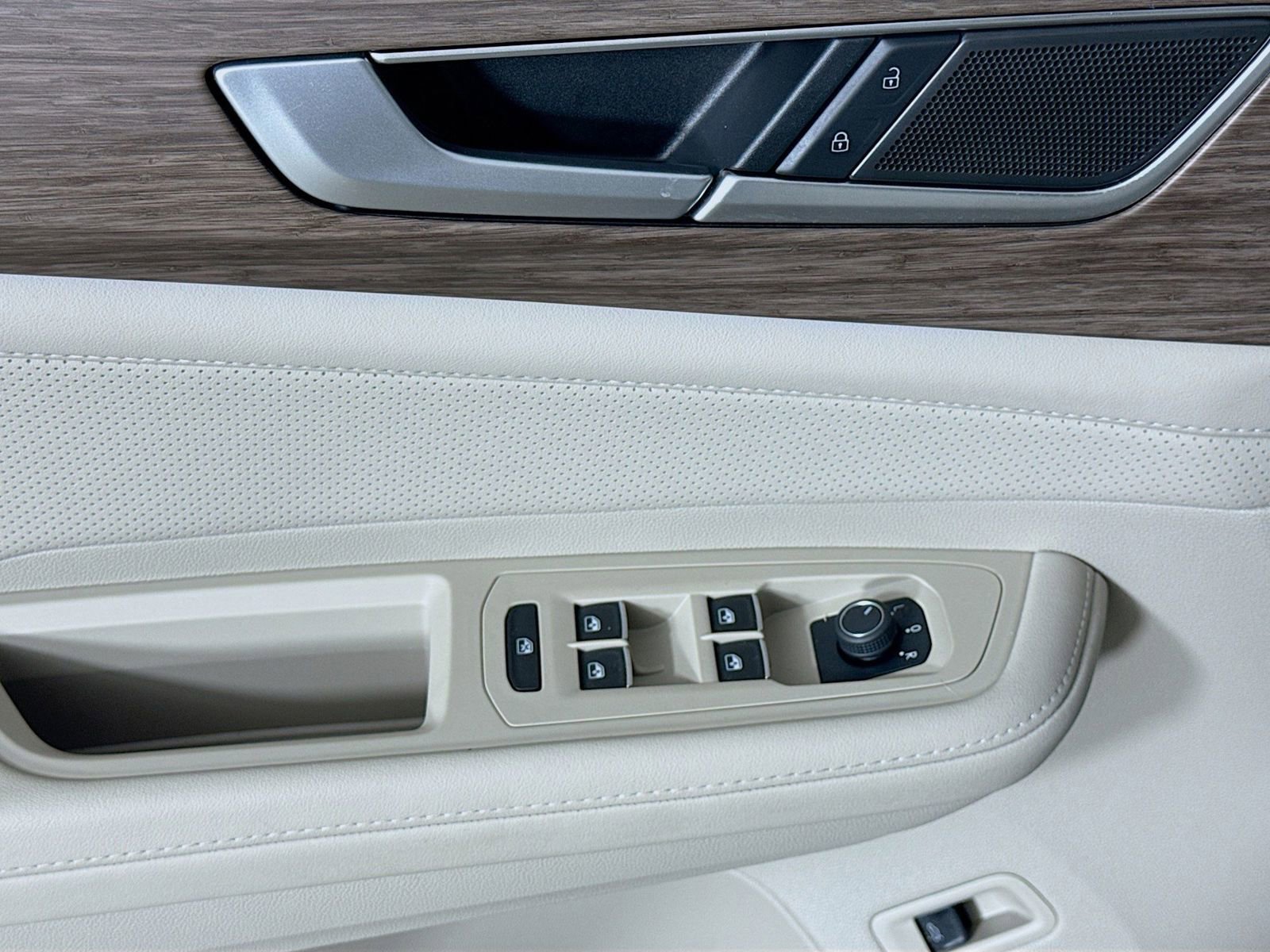 Used 2025 Volkswagen Atlas SEL image 11