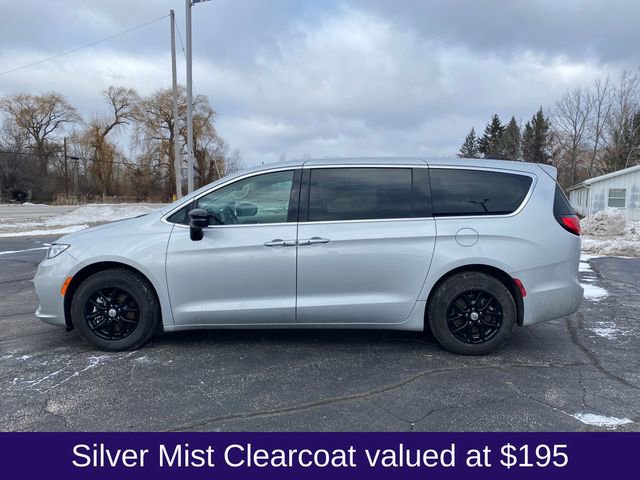 Used 2024 Chrysler Pacifica Touring-L image 2