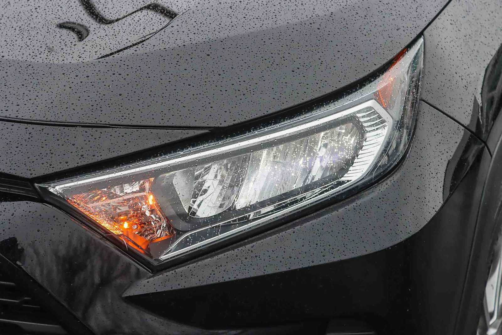 Used 2021 Toyota RAV4 XLE Premium image 7