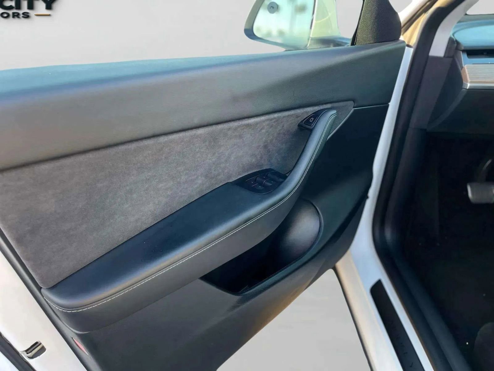 Used 2022 Tesla Model Y Long Range image 16