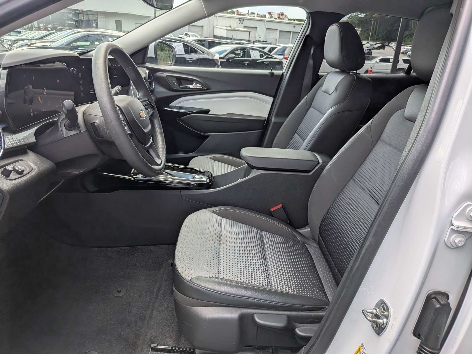 Used 2025 Chevrolet Trax LT FWD image 19