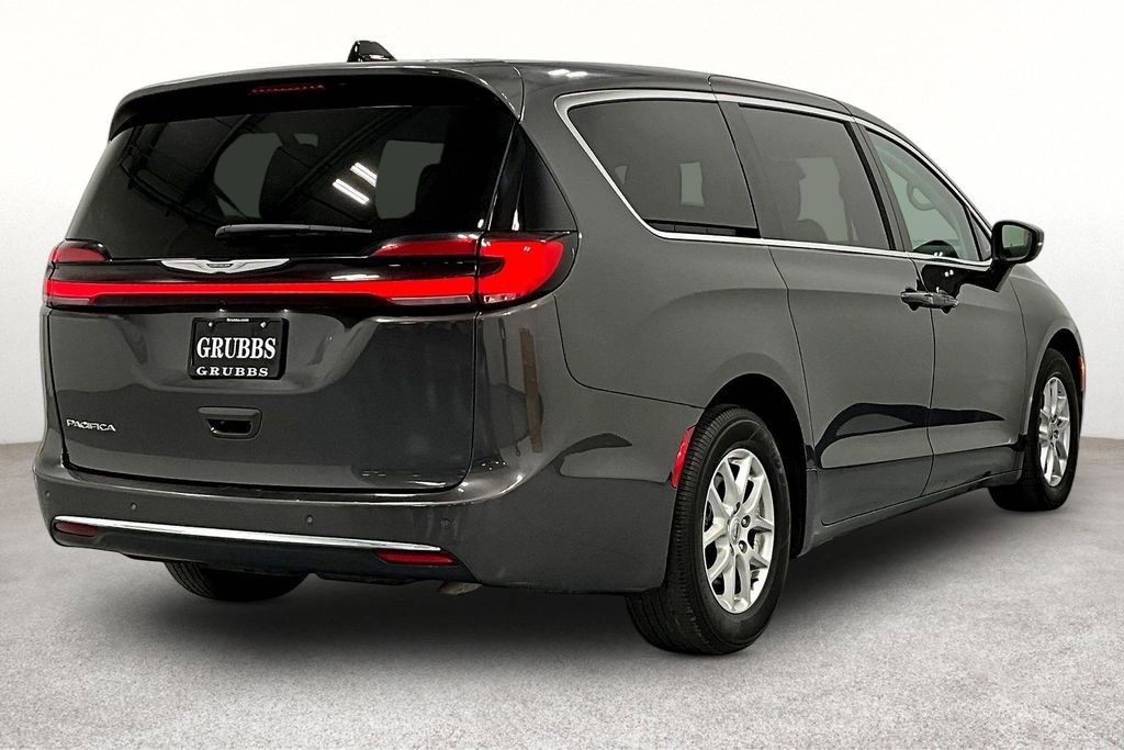 Used 2023 Chrysler Pacifica Touring-L FWD image 2