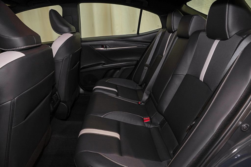 Used 2025 Toyota Camry SE image 8