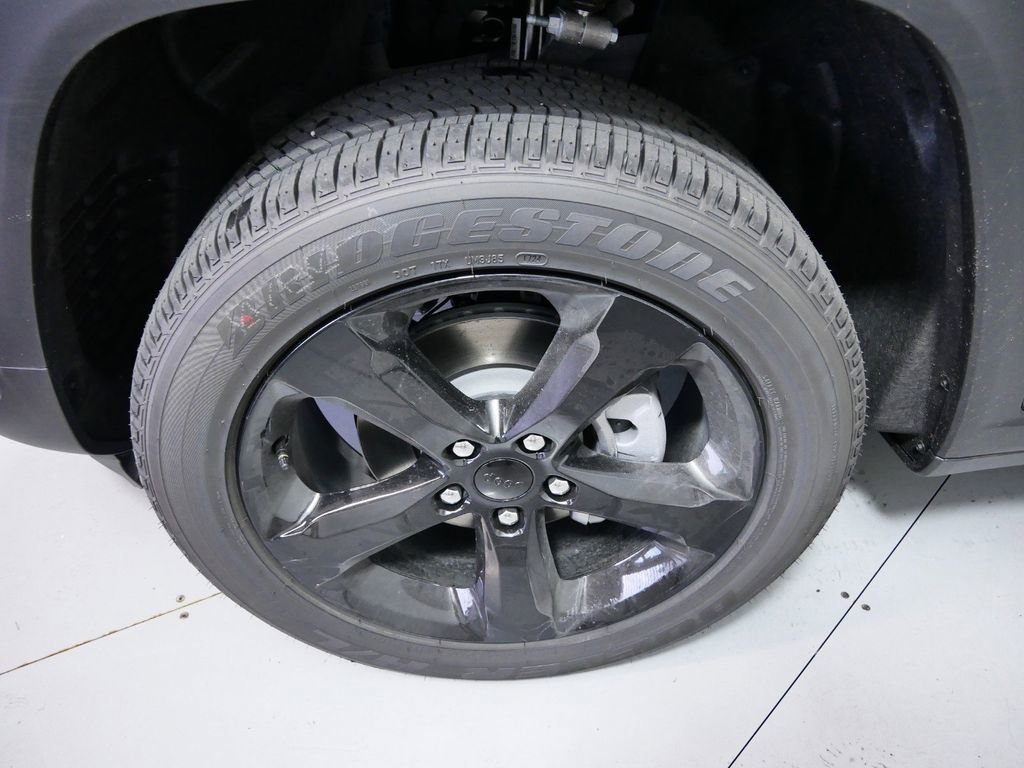 Certified 2024 Jeep Grand Cherokee Altitude image 22