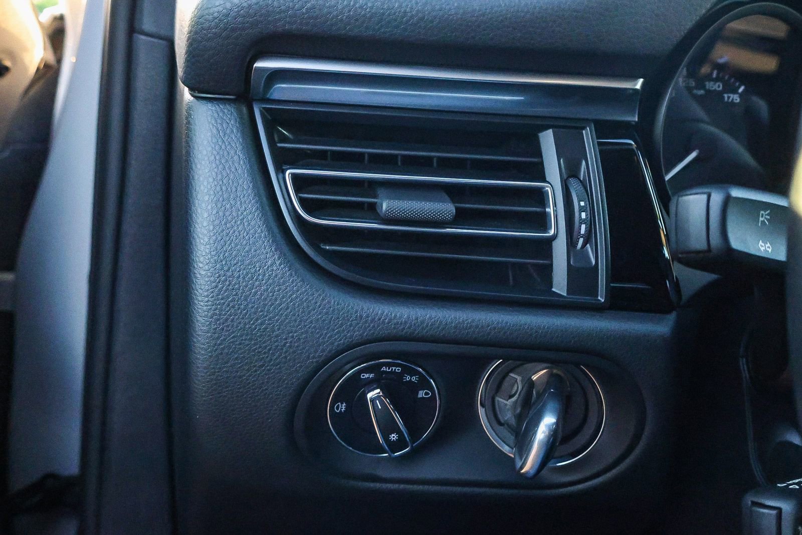 Used 2022 Porsche Macan Base image 30