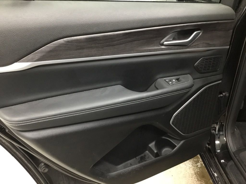 Used 2023 Jeep Grand Cherokee L Limited AWD/4WD image 27
