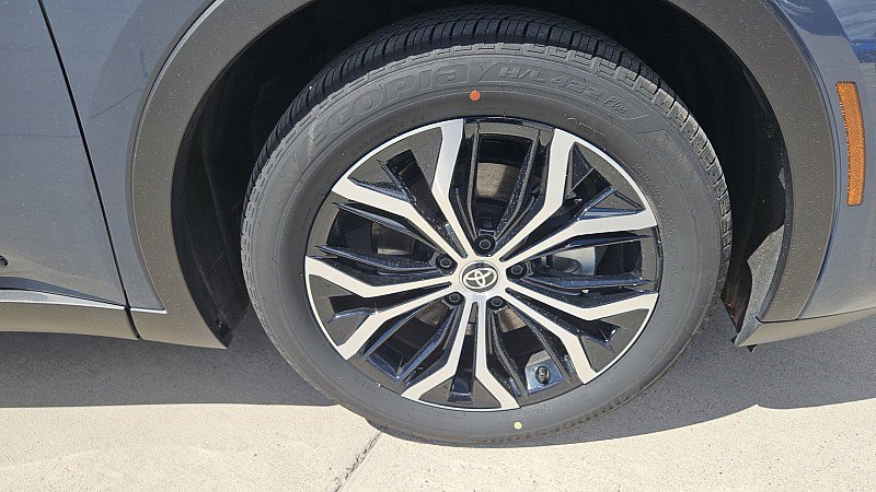 Used 2025 Toyota Crown AWD/4WD image 2