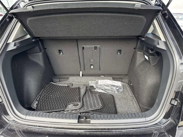 Certified 2025 Volkswagen Taos SE image 5