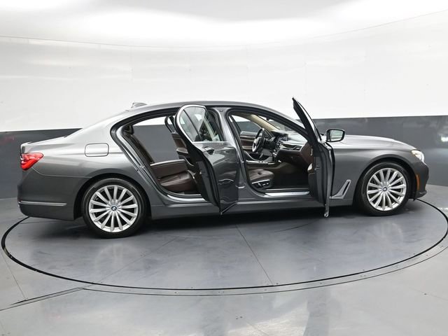 Used 2016 BMW 740i image 41