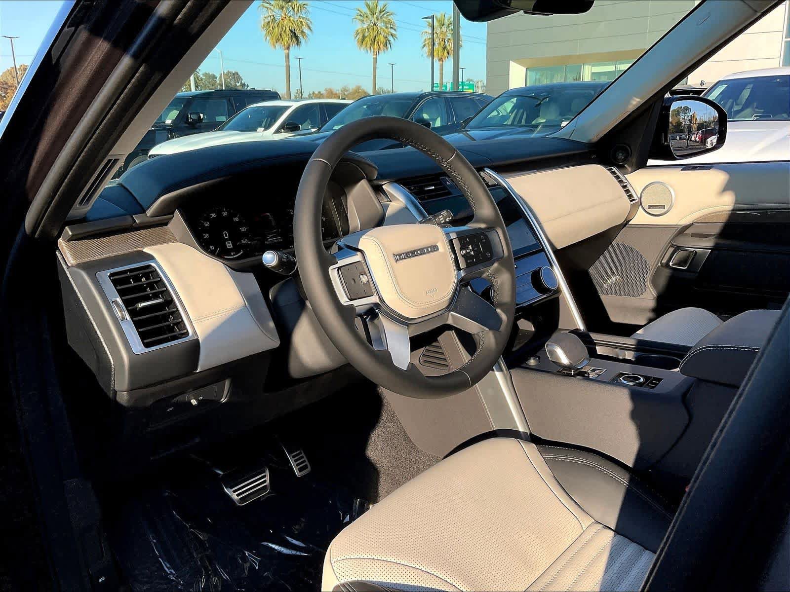 New 2025 Land Rover Discovery Metropolitan Edition AWD/4WD image 8