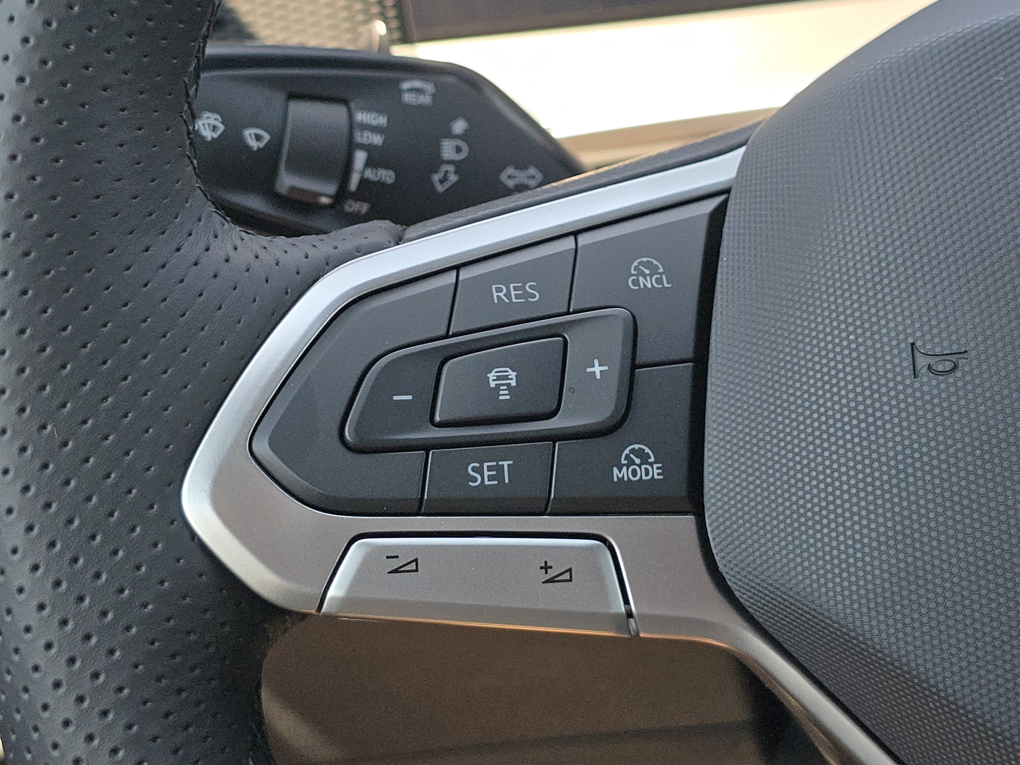 New 2026 Volkswagen Tiguan SE R-Line AWD/4WD image 26
