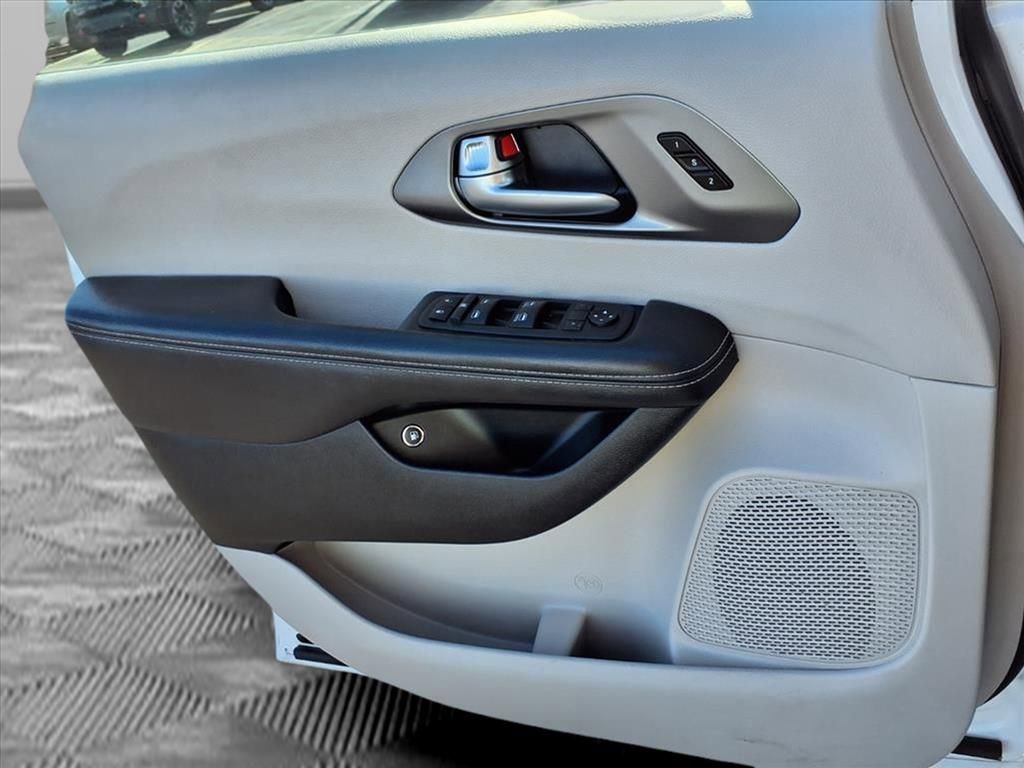 Used 2024 Chrysler Pacifica Select image 17