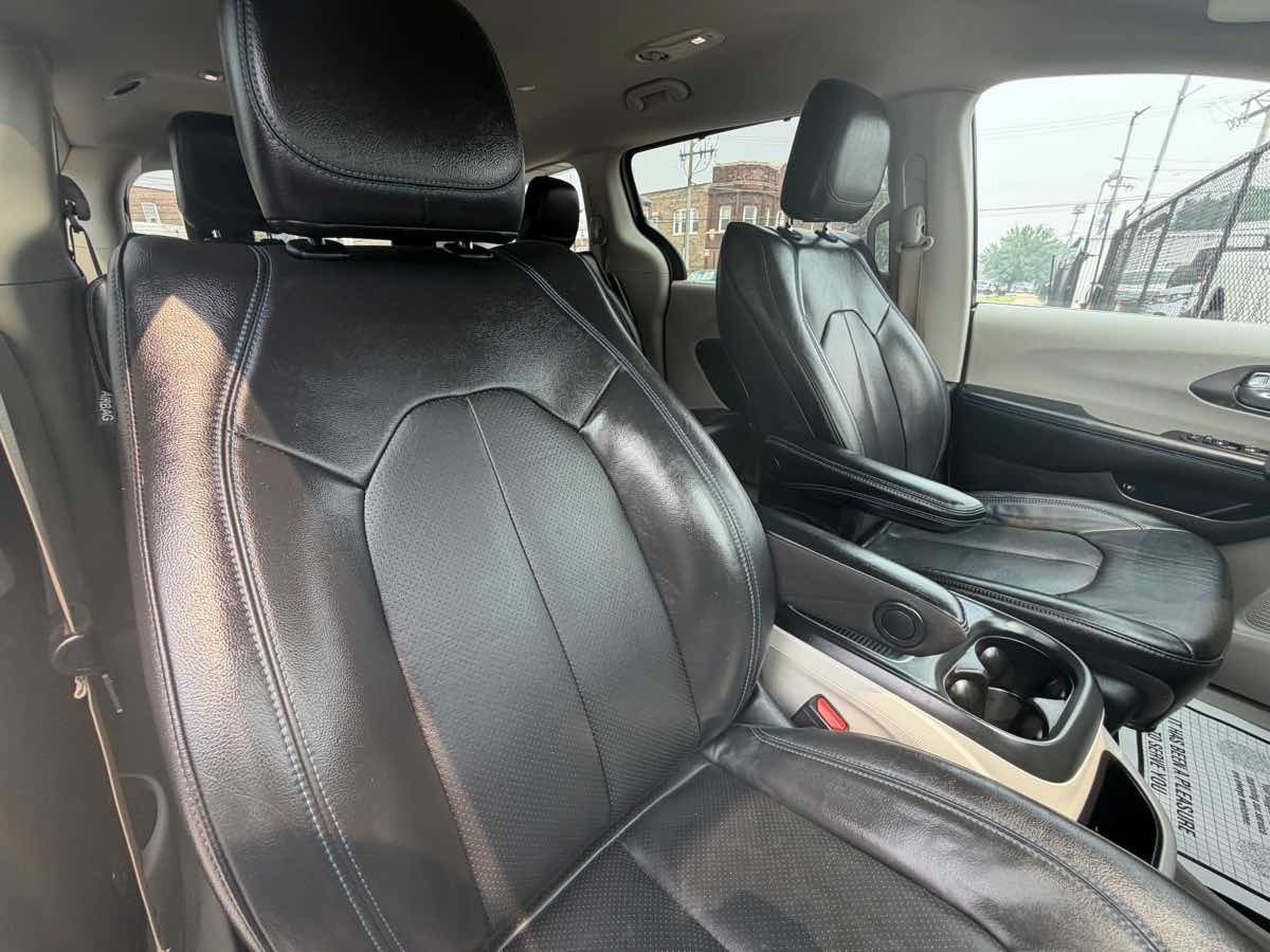 Used 2021 Chrysler Pacifica Touring-L FWD image 25