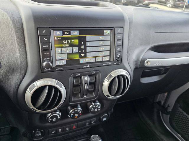 Used 2017 Jeep Wrangler Unlimited Sahara w/ Connectivity Group AWD/4WD image 27