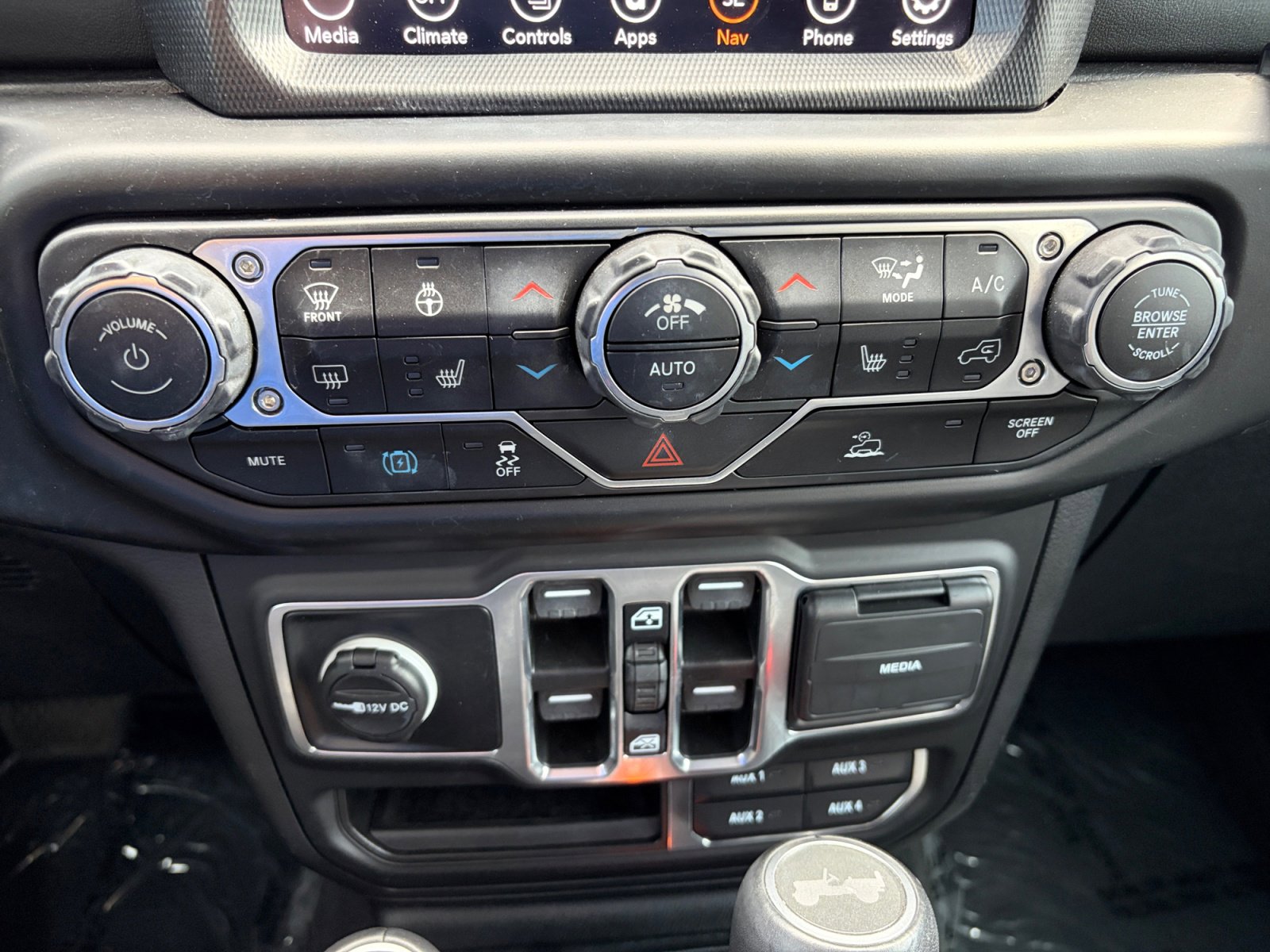 Used 2023 Jeep Wrangler Sahara w/ Cold Weather Group image 17