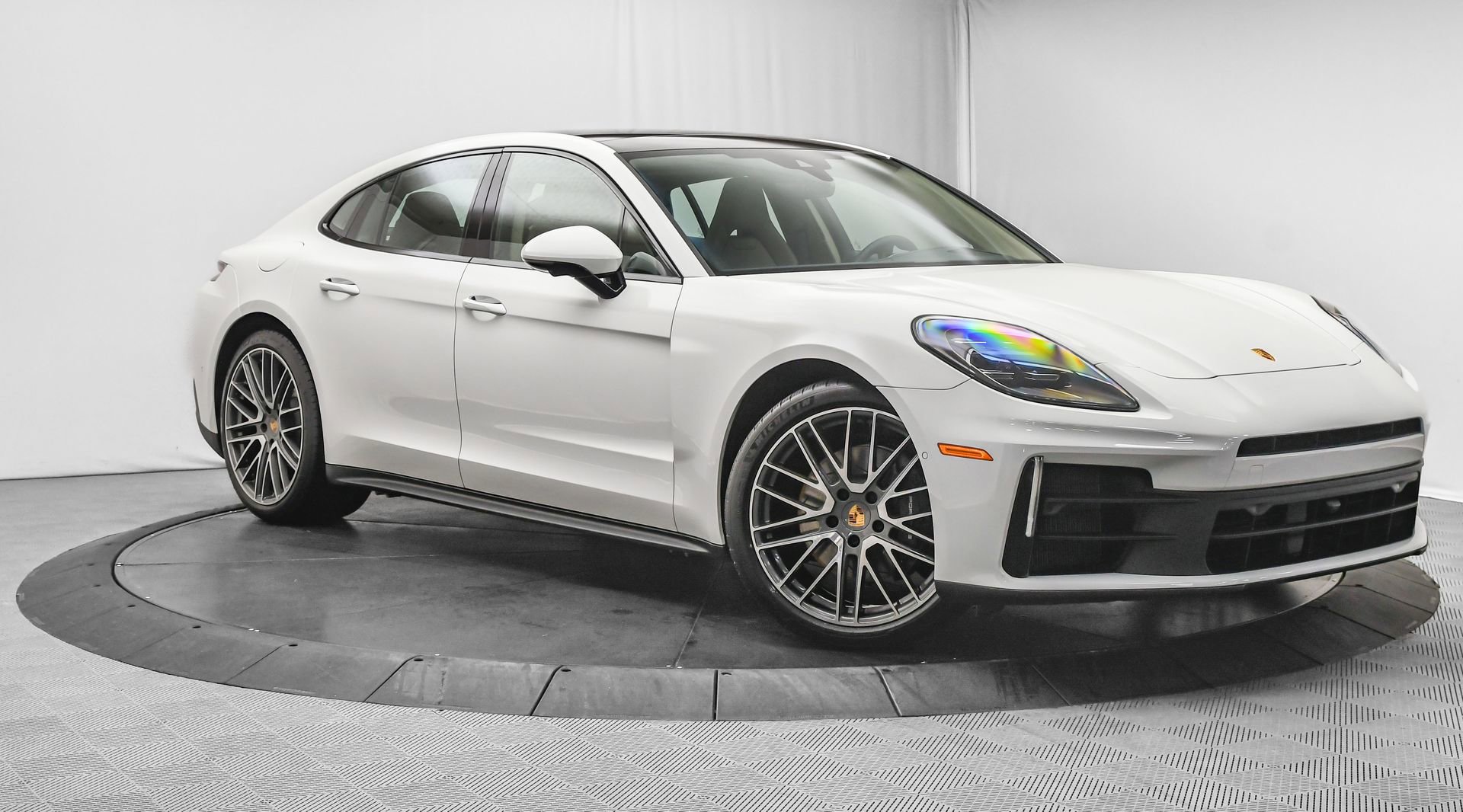 Used 2025 Porsche Panamera 4 image 1