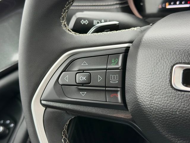 Used 2023 Jeep Grand Cherokee Laredo image 12