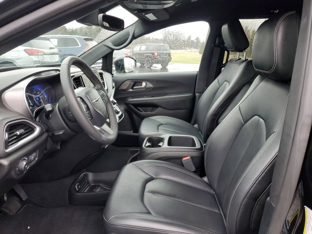 Used 2025 Chrysler Pacifica Select FWD image 8