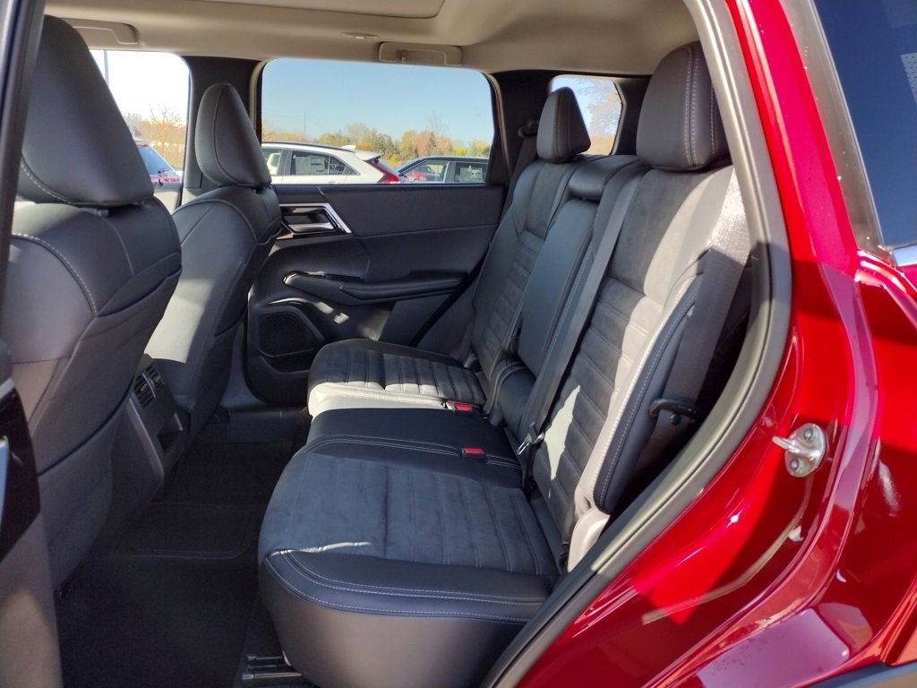 New 2025 Mitsubishi Outlander SE image 9