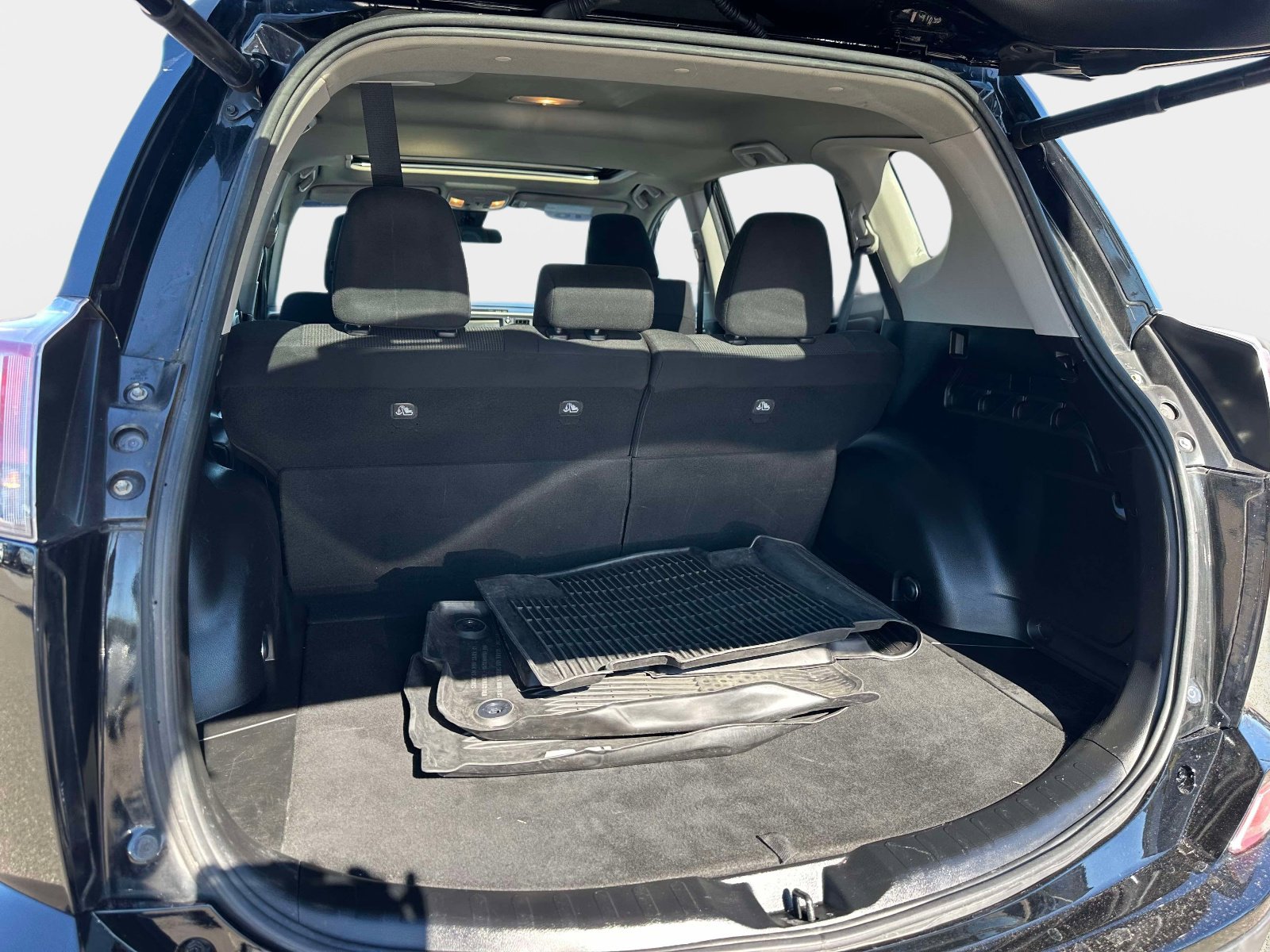 Used 2018 Toyota RAV4 XLE image 10