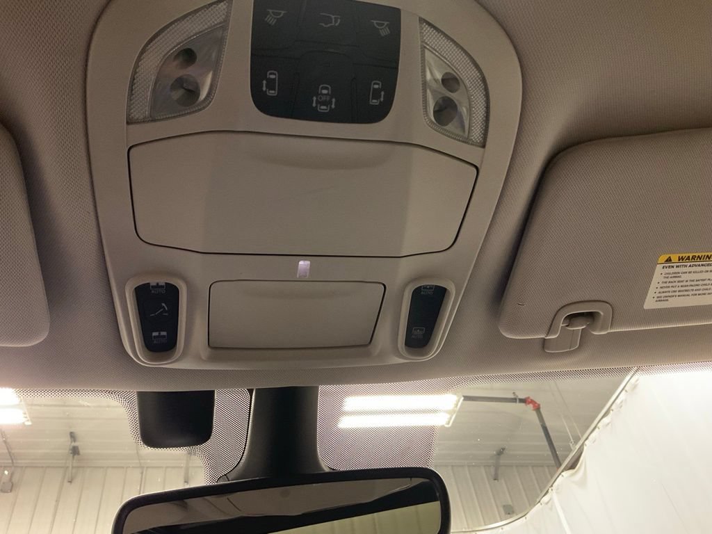 Used 2018 Chrysler Pacifica Limited w/ Advanced Safetytec Group FWD image 24