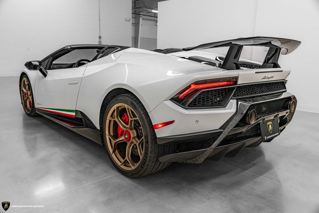 Used 2019 Lamborghini Huracan Performante AWD/4WD image 3