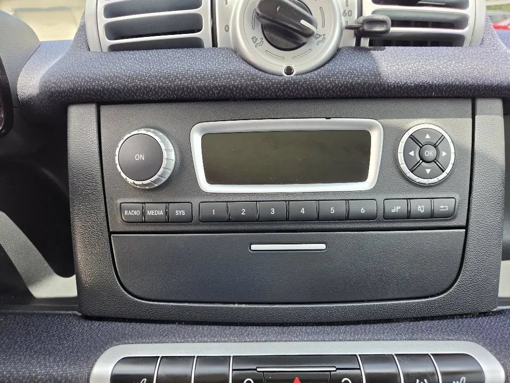 Used 2015 smart fortwo pure RWD image 19