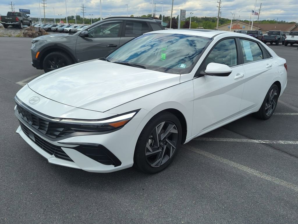 Used 2025 Hyundai Elantra SEL FWD image 4