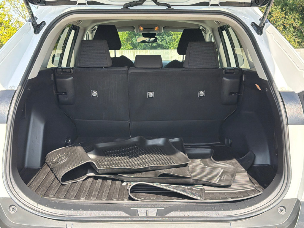 Used 2021 Toyota RAV4 LE AWD/4WD image 6