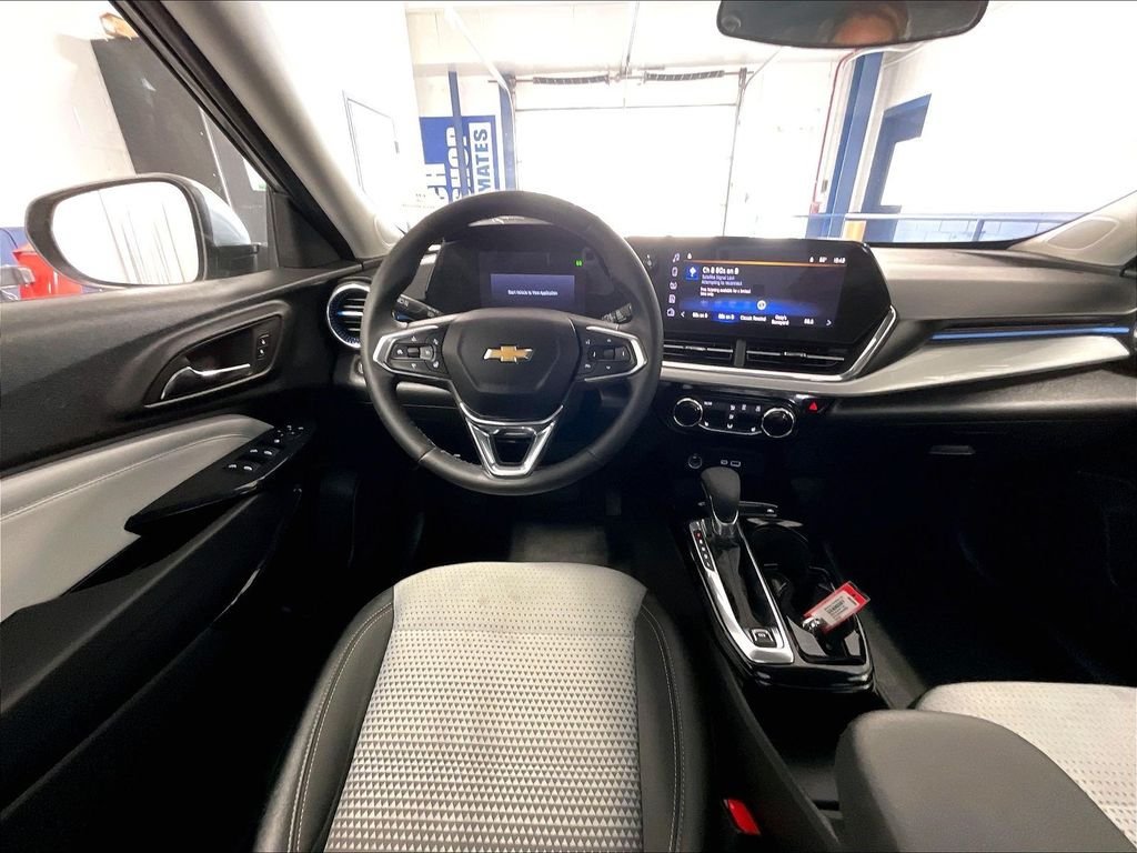 Used 2025 Chevrolet Trax LT w/ LT Convenience Package FWD image 17