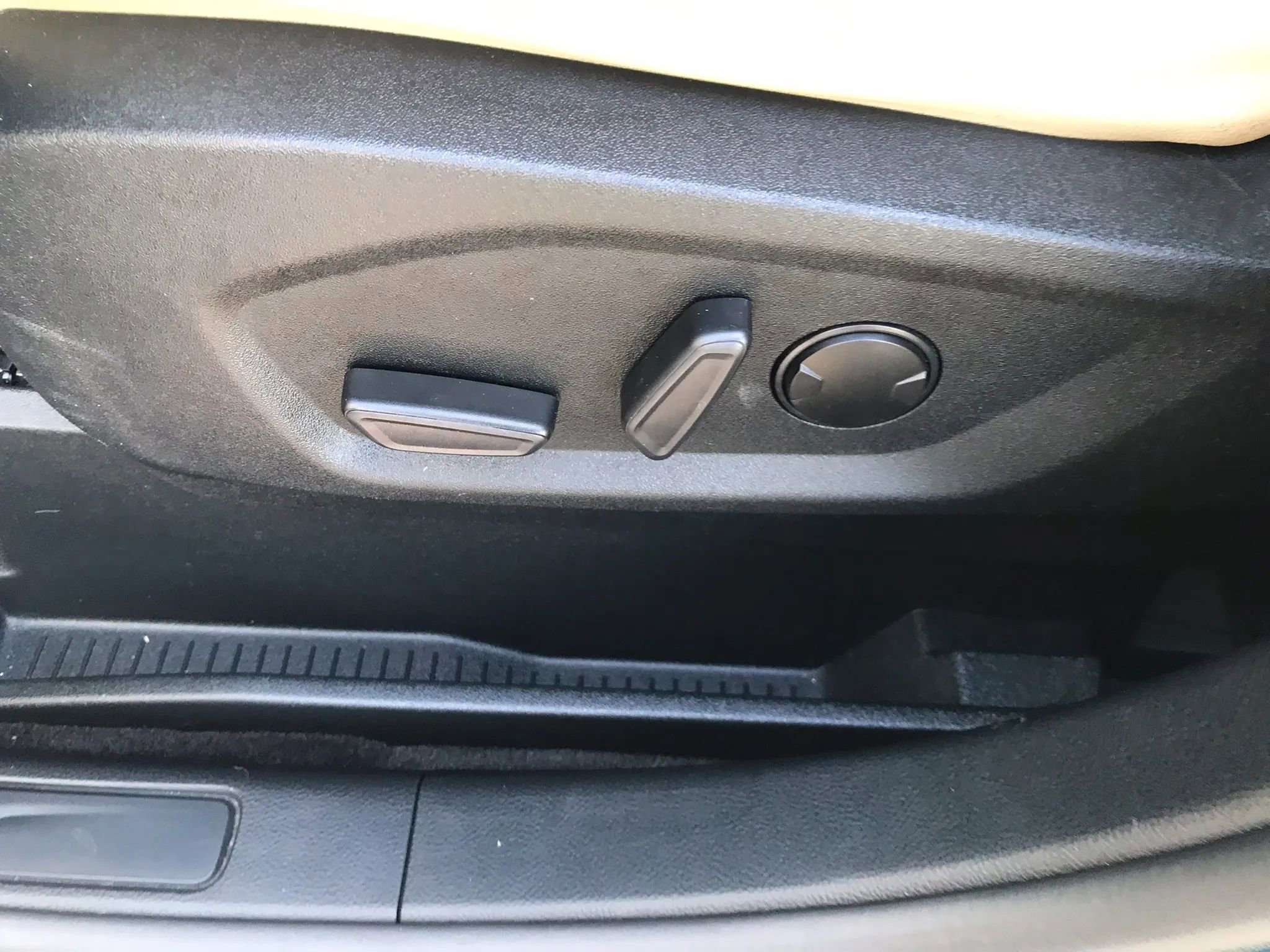 Used 2020 Ford Edge SEL w/ Cold Weather Package image 17