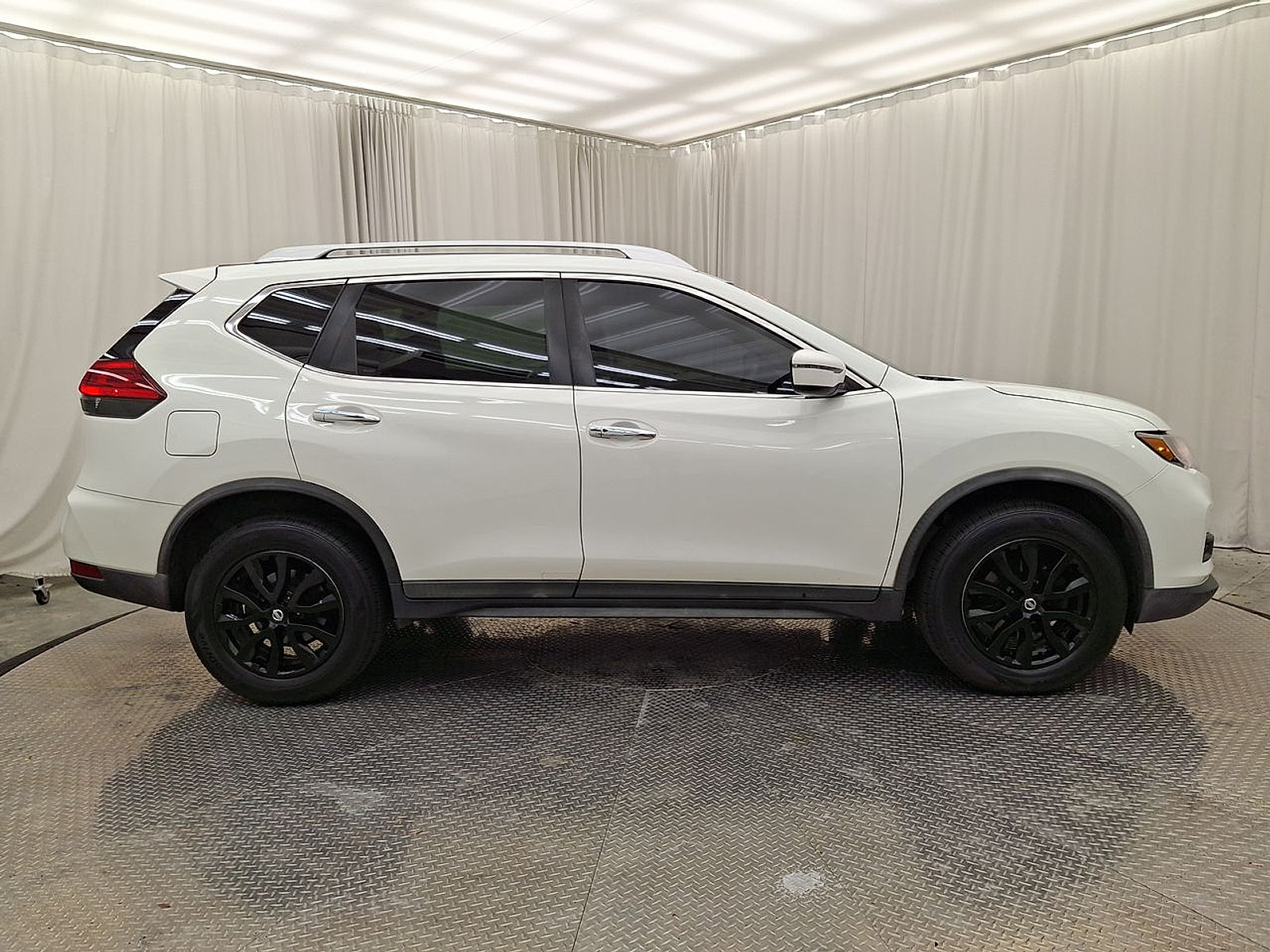 Used 2017 Nissan Rogue SV AWD/4WD image 29