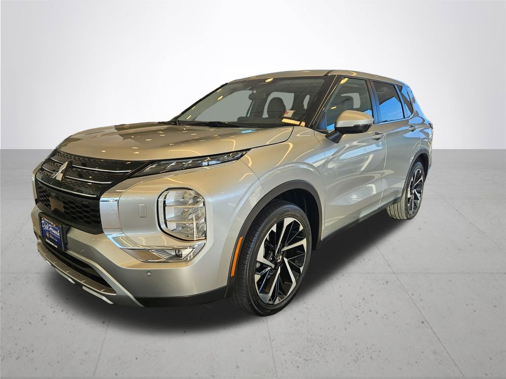 Used 2024 Mitsubishi Outlander SE image 2