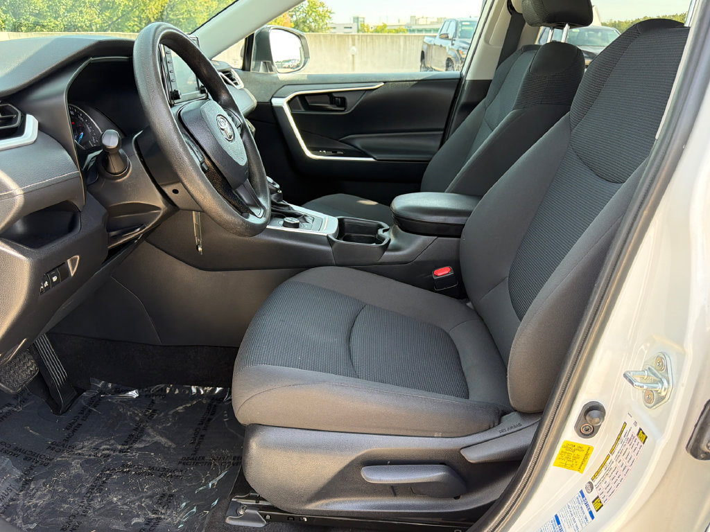 Used 2021 Toyota RAV4 LE AWD/4WD image 19