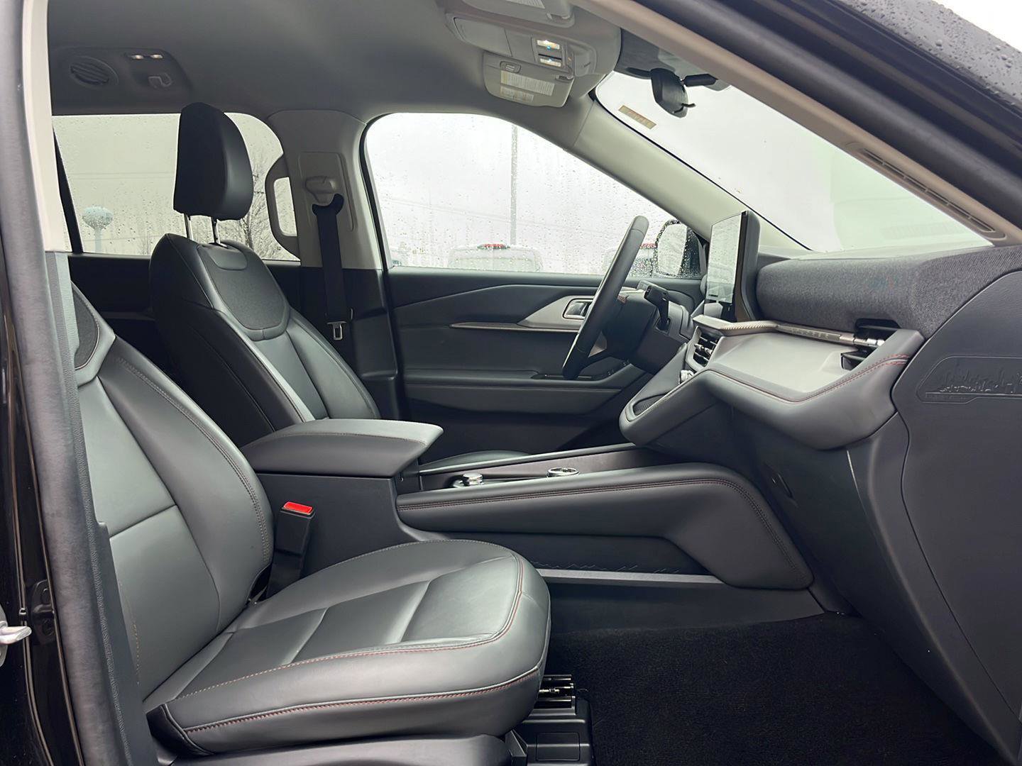 Used 2025 Ford Explorer Active w/ Active Comfort Package image 24