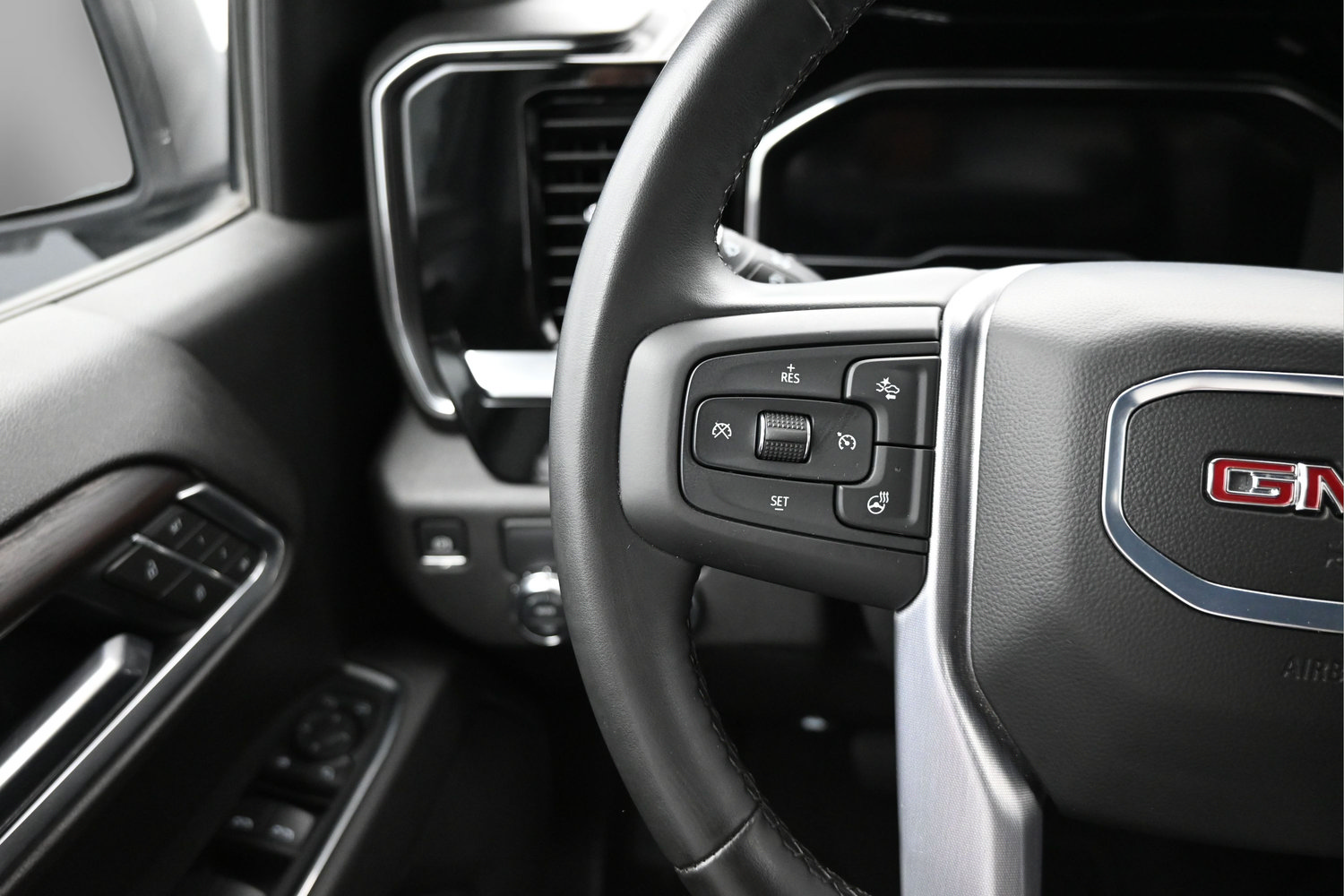 Used 2025 GMC Sierra 1500 SLT RWD image 17