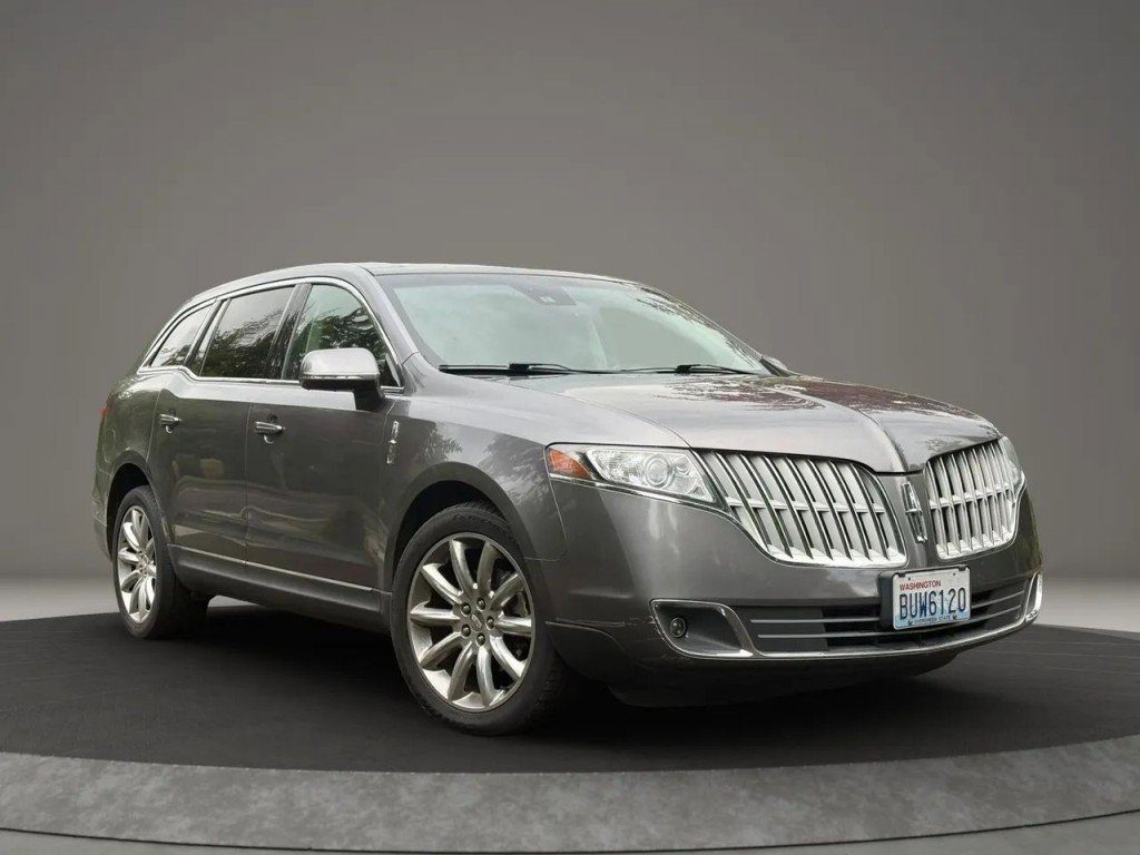 Used 2010 Lincoln MKT AWD image 3