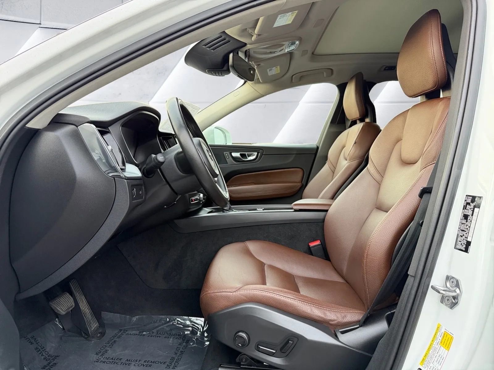 Used 2018 Volvo XC60 T6 Momentum w/ Convenience Package image 9