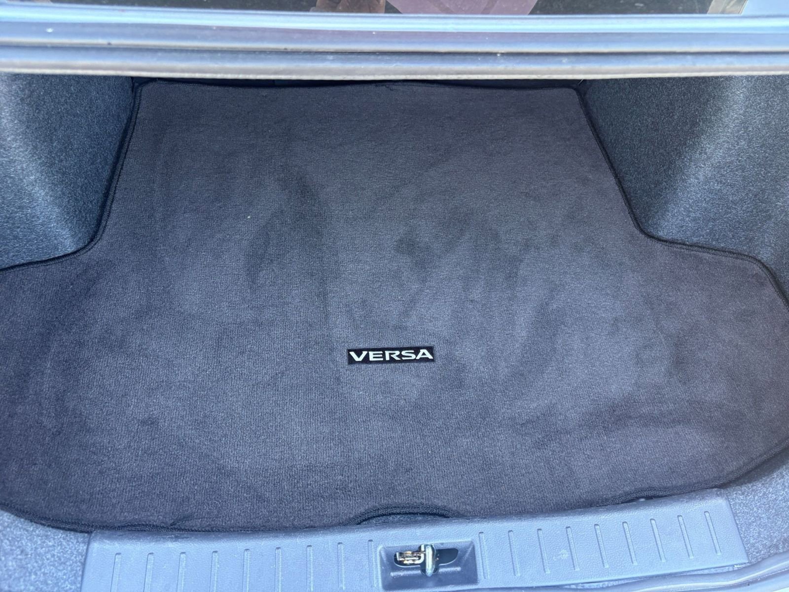 Used 2025 Nissan Versa SV image 29