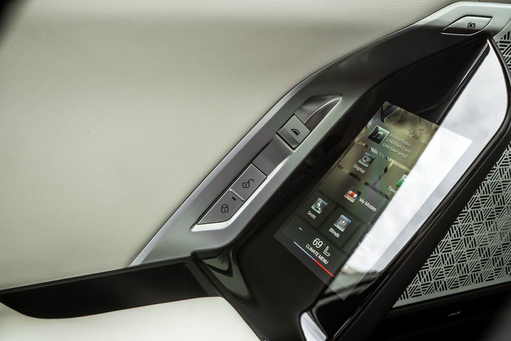 Used 2023 BMW 760i xDrive w/ Executive Package image 32