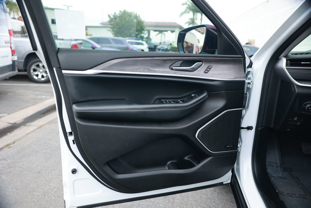 Used 2022 Jeep Grand Cherokee L Limited image 16