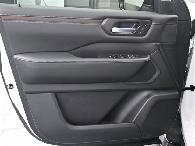 Used 2025 Nissan Armada SL w/ Captain's Chari Seat Package image 9