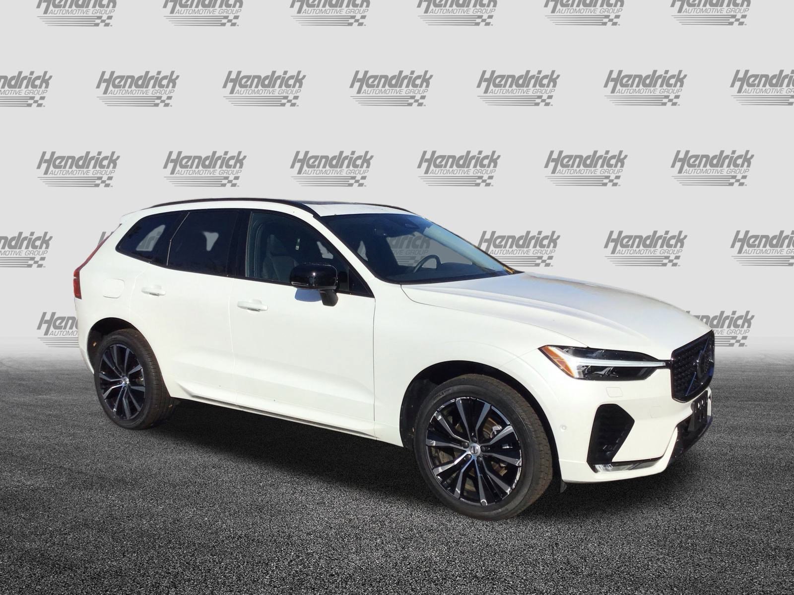 Certified 2025 Volvo XC60 B5 Plus image 2