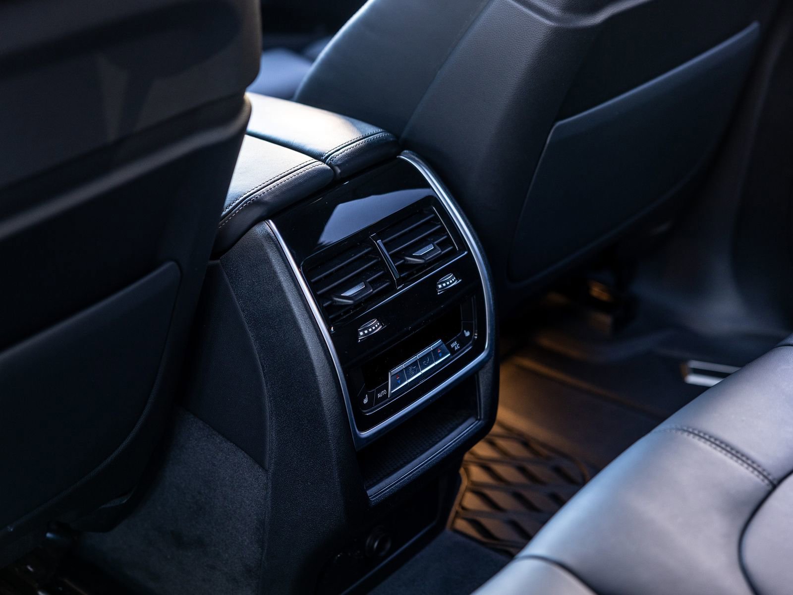 Used 2023 BMW X5 M50i w/ Climate Comfort Package image 31