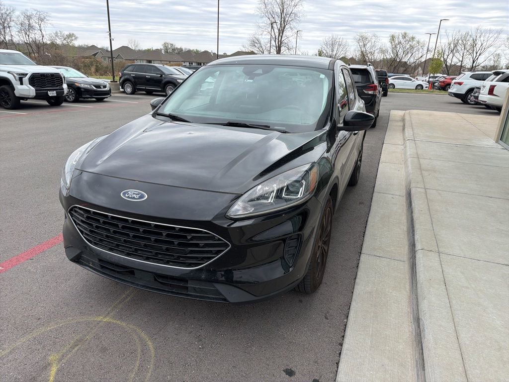 Used 2021 Ford Escape SE w/ SE Sport Appearance Package image 2