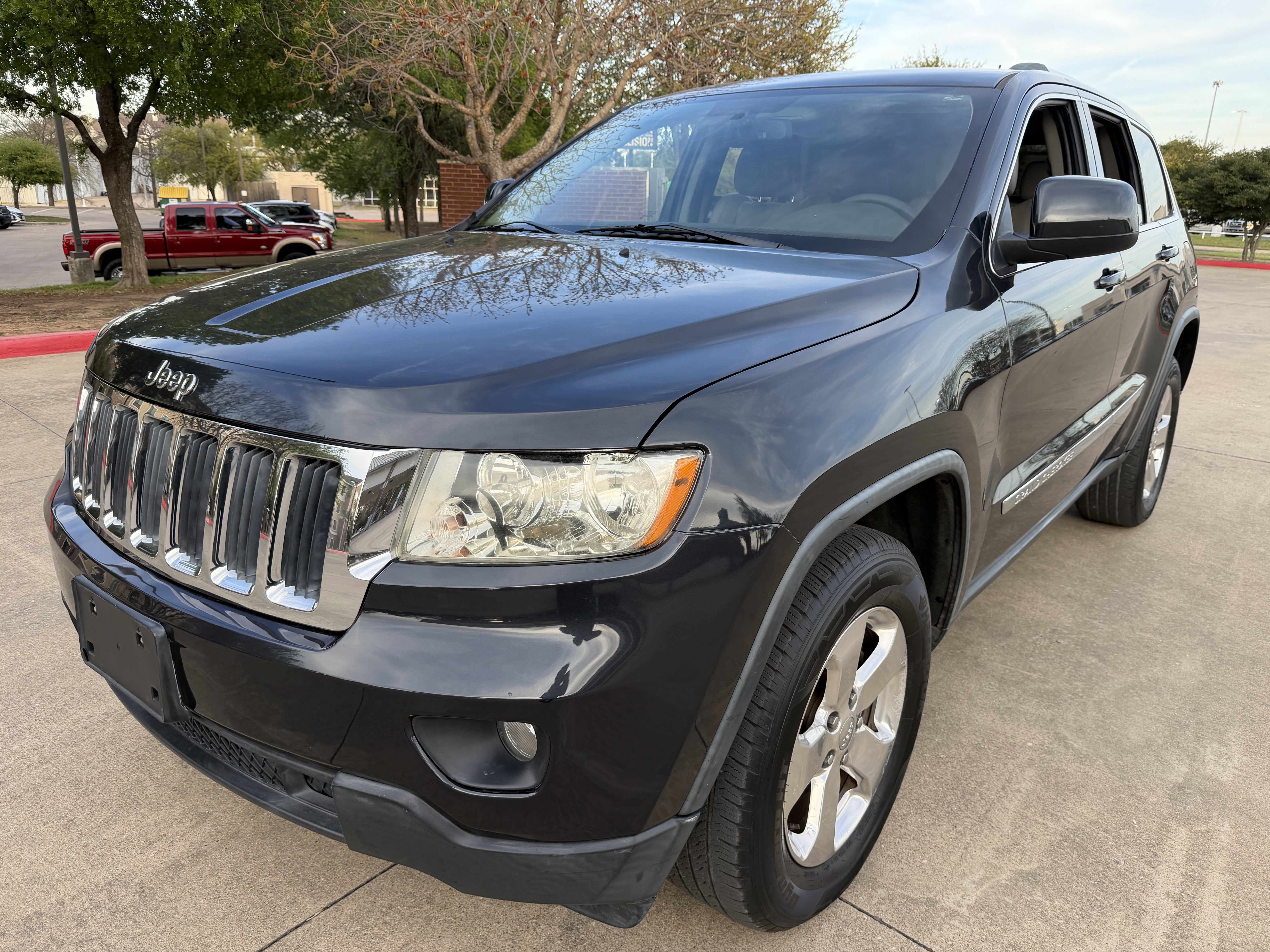 Used 2012 Jeep Grand Cherokee Laredo RWD image 3